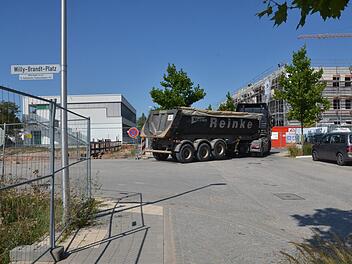 Die Herzo Base ist Großbaustelle - und das noch länger. Bürgermeister Hacker möchte deshalb mit etwaigen Maßnahmen noch abwarten.  Foto: Bernhard Panzer
