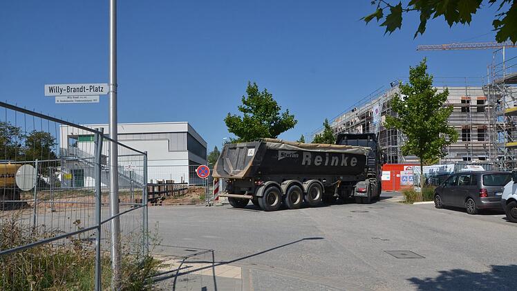 Die Herzo Base ist Großbaustelle - und das noch länger. Bürgermeister Hacker möchte deshalb mit etwaigen Maßnahmen noch abwarten.  Foto: Bernhard Panzer