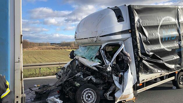 Ein Lkw ist am Montagmorgen auf der A3 v&ouml;llig ausgebrannt. Im Stau hat sich dann ein t&ouml;dlicher Verkehrsunfall ereignet. Foto: NEWS5 / Merzbach