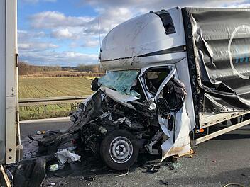 Ein Lkw ist am Montagmorgen auf der A3 völlig ausgebrannt. Im Stau hat sich dann ein tödlicher Verkehrsunfall ereignet. Foto: NEWS5 / Merzbach