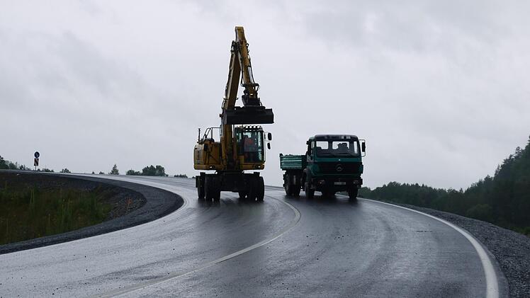 Im Moment sind noch Bagger und Lkw auf der Strecke unterwegs. Foto: Rebecca Vogt