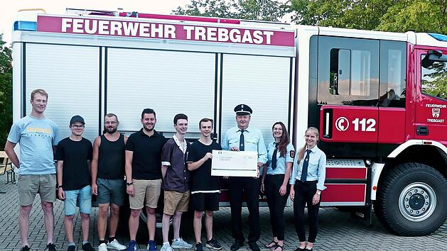Patrick Munzert, Nils Lauterbach, Adrian Lauterbach, Marcel Potzel, Moritz Weinmann und Cedric Köhler von der „Strohberta“-Mannschaft bei der Spendenübergabe an Kommandant Gerhard Potzel, Zweiter Vorsitzender Kathrin Weigel und Janine Ferhakovic v...
