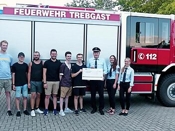 Patrick Munzert, Nils Lauterbach, Adrian Lauterbach, Marcel Potzel, Moritz Weinmann und Cedric K&ouml;hler von der &bdquo;Strohberta&ldquo;-Mannschaft bei der Spenden&uuml;bergabe an Kommandant Gerhard Potzel, Zweiter Vorsitzender Kathrin Weigel und Janine Ferhakovic v...