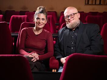 WISO-Dokumentation: Kultur sucht Geld - Was wollen wir uns noch leisten? Für 24 Euro bleibt der Weg ins Kino: Moderatorin Katty Salié besucht den Kinoinhaber der Dortmunder Schauburg, Lars Kersting.