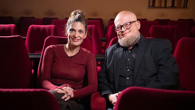 F&uuml;r 24 Euro bleibt der Weg ins Kino: Moderatorin Katty Sali&eacute; besucht den Kinoinhaber der Dortmunder Schauburg, Lars Kersting.