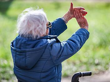 Yogastunde f&uuml;r Senioren im Schlo&szlig;park K&ouml;then