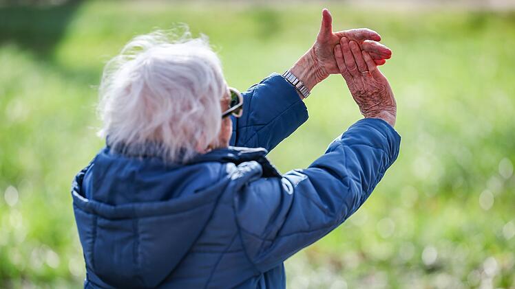 Yogastunde f&uuml;r Senioren im Schlo&szlig;park K&ouml;then