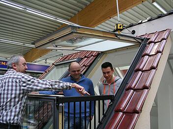 BayWa-Mitarbeiter Bruno Fleischer und Philipp Finster sprechen mit Udo Nusser, Leiter Betrieb Baustoffe, über die Fensterausstellung. Foto: Sabine Paulus