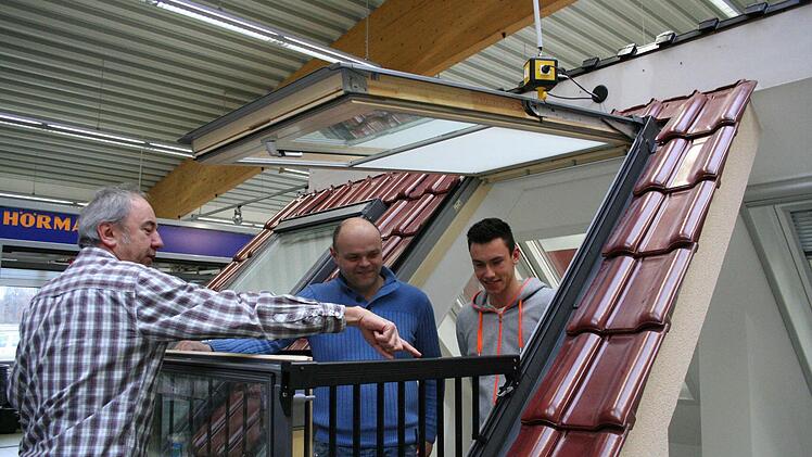 BayWa-Mitarbeiter Bruno Fleischer und Philipp Finster sprechen mit Udo Nusser, Leiter Betrieb Baustoffe, über die Fensterausstellung. Foto: Sabine Paulus