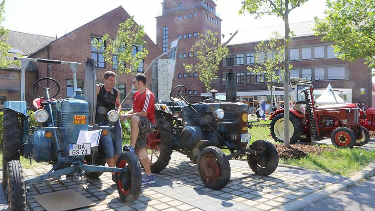 Bei sommerlich heißen Temperaturen haben am Samstag tausende Menschen den Familientag der Firma Bosch für einen Werksbesuch genutzt. Foto: Barbara Herbst