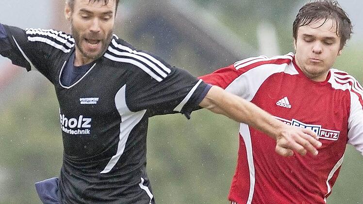 Matthias Mattausch, Spielertrainer beim FC Baiersdorf (l., hier noch in Diensten der SpVgg Isling), möchte mit seinem Team oben mitspielen.   Foto: Uwe Gick