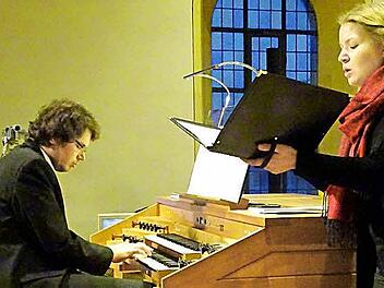 Drei Stücke von Johann Sebastian Bach, John Dowland und François Couperin, die die erste Blüte der europäischen Klassik verkörperten, präsentierten Flierl und Ritzel im Eröffnungsteil. Foto: Norbert Neugebauer