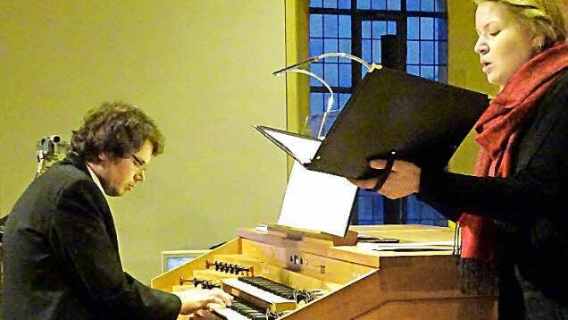 Drei Stücke von Johann Sebastian Bach, John Dowland und François Couperin, die die erste Blüte der europäischen Klassik verkörperten, präsentierten Flierl und Ritzel im Eröffnungsteil. Foto: Norbert Neugebauer