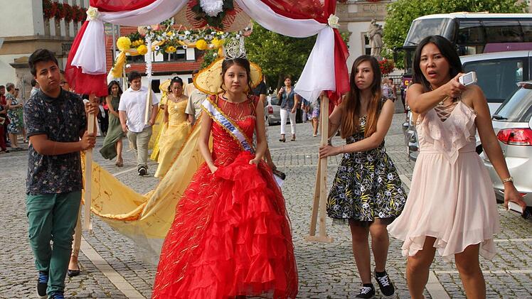 Begeisterung für die Tradition: Mädchen und junge Frauen in ihren prächtigen Kleidern