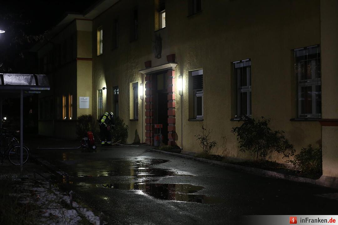 Bett fing im Klinikum Feuer - Großeinsatz der Rettungskräfte in Nürnberg-Nord