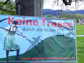 Die Symbolfigur der Bürgerinitiative Gegenstrom Elfershausen signalisiert die Bereitschaft der BI, sich auch in der "heißen Phase", der Antragskonferenz im Mai, zu beteiligen.  Fotos: Winfried Ehling