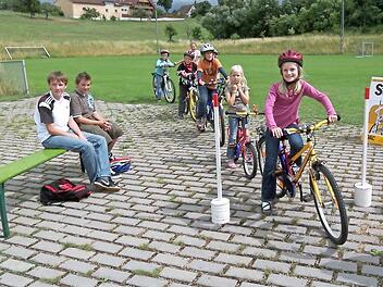 Vor allem auch die Verkehrserziehung hat sich der MSC Dankenfeld auf die Fahnen geschrieben, beispielsweise durch die Fahrradturniere, wie unser Archivbild zeigt. Am 20. und 21. Mai feiert der Motorsportclub sein 40-jähriges Bestehen zusammen mit den Traktorfreunden Dankenfeld. Viele Oldtimer-Besitzer haben für dieses Wochenende ihr Kommen zugesagt.