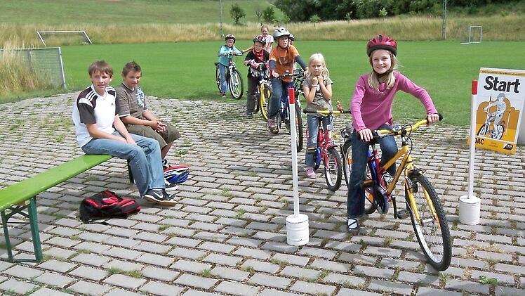 Vor allem auch die Verkehrserziehung hat sich der MSC Dankenfeld auf die Fahnen geschrieben, beispielsweise durch die Fahrradturniere, wie unser Archivbild zeigt. Am 20. und 21. Mai feiert der Motorsportclub sein 40-jähriges Bestehen zusammen mit den Traktorfreunden Dankenfeld. Viele Oldtimer-Besitzer haben für dieses Wochenende ihr Kommen zugesagt.