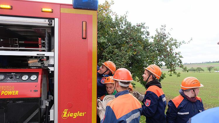 Schnell sahen die jungen Leute, wie hilfreich es ist, wenn man weiß, wo welches Gerät im Feuerwehrauto zu finden ist. Und den Anweisungen des kundigen Gruppenführers zu folgen, das erspart eine Menge kostbarer Zeit und Mühen. Foto: Gerd Schaar