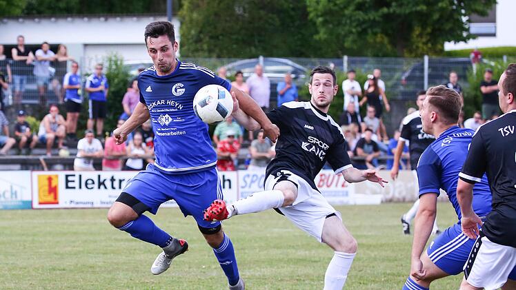 Der Führungstreffer für den TSV Grub am Forst: Steinbergs Adam Kraus (schwarzes Trikot ) ist von Dustin Brehm zu weit weg. Dieser nimmt den Ball direkt und drückt ihn über die Torlinie zum 1:0 in der 33. Minute.