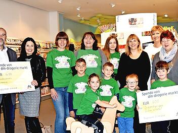 Die Spenden&uuml;bergabe im dm-Markt  Foto: Dieter Radziej