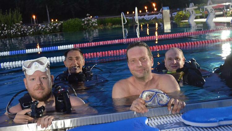 Sebastian und Rick (vorne, von links) mit ihren Tauchlehrern Georg Dürrbeck und Markus Nützel.