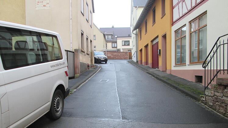 Durch Zickzacklinien gekennzeichnete Sperrflächen sollen künftig die Parksituation am Rosenhügel/Schwarze Gasse entschärfen.  Winfried Ehling