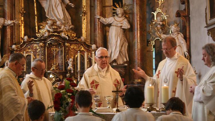 Pater Heinrich Mayer (Mitte) verlässt das Oblatenkloster und gibt sein Amt als Rektor in jüngere Hände. Foto: Carina Kuhnlein
