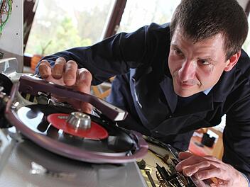 Bevor die Musikboxen an die Kunden zurückgehen, müssen sie dem prüfenden Blick von Peter Kleylein standhalten. Fotos: Jan Koch