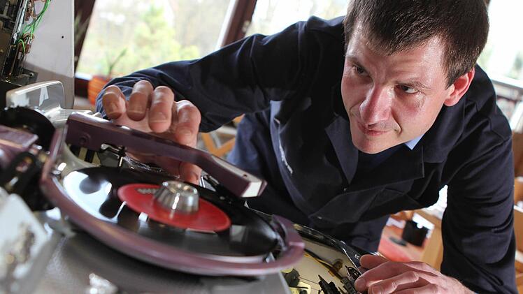 Bevor die Musikboxen an die Kunden zurückgehen, müssen sie dem prüfenden Blick von Peter Kleylein standhalten. Fotos: Jan Koch