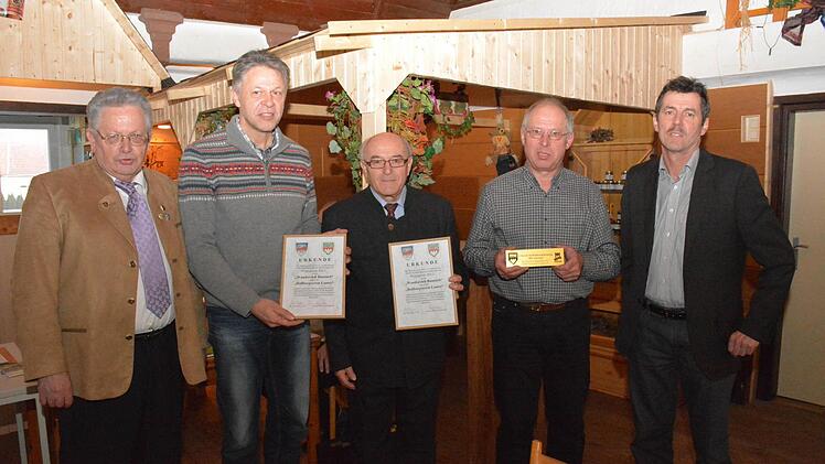 Der Naturschutzpreis 2013 ging an Lauter, der Wegepreis zusätzlich an Baunach. Links bei der Übergabe Vorsitzender Max Breitwieser, HBV-Vorsitzender Josef Weidmann (Lauter), Ehrenvorsitzender Georg Wild (Baunach), Hauptnaturschutzwart und Hauptwegewart Ludwig Eichler sowie Geschäftsführer des NP, Winfried Seufert. Foto: Gerhard Schmidt