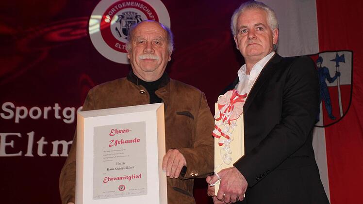 Mit dem Titel eines Ehrenmitgliedes wurde Hans-Georg Häfner (links) ausgezeichnet; rechts Fußballabteilungsleiter Frank Eigl.