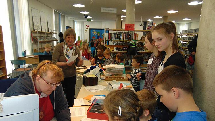 Piratenrätsel werden gelöst. Foto: Petra Malbrich