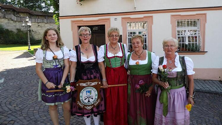 Die Schützendamen des SV Rennsteig(von links) Hanna Christmann, Jeannette Pabstmann, Barbara Neubauer, Doris Straßner (1. Ritterin), Marie Trinkwalter Foto: Karl-Heinz Hofmann