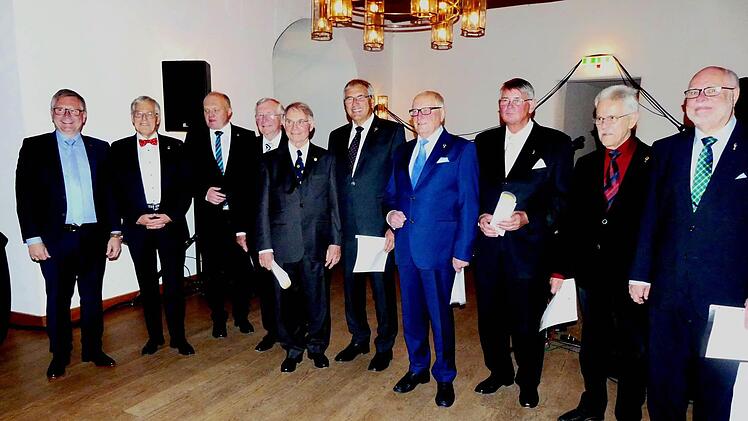 Sieben Gründungsmitglieder erhielten das Clubabzeichen für 30-jährige Lions-Mitgliedschaft. Foto: Dieter Hübner