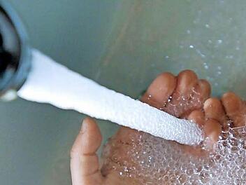 Damit das Wasser der Gemeinfelder Gruppe auf Dauer so weiterfließt, sind umfangreiche Investitionen in die Technik des Maschinenhauses nötig. Foto: Patrick Pleul, dpa