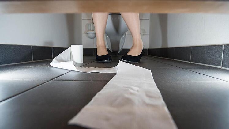Ein unbekannter Mann hat eine Frau auf einer öffentlichen Damentoilette sexuell belästigt. Foto: Franziska Gabbert