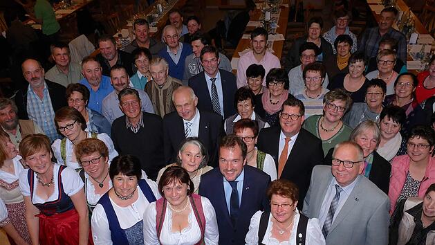 Mit einem Ehrungsmarathon w&uuml;rdigte der BBV seine ehrenamtlich aktiven Mitglieder. Rund 120 Namen standen auf der Ehrungsliste, etwa gut die H&auml;lfte war erschienen, um die Ehrungen f&uuml;r 15 bis 50 Jahre ehrenamtlicher T&auml;tigkeit entgegen zu nehmen. Gerd Schaar