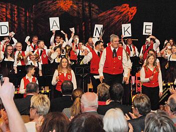 Der Chor bedankt sich bei Herfried Schuster. Foto: Karl Heinz Wirth
