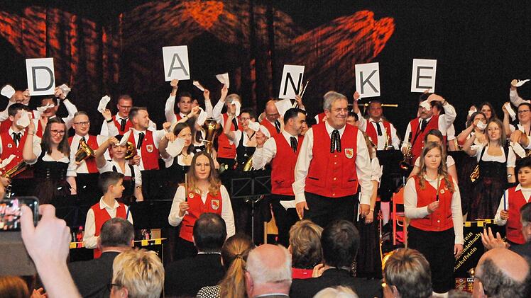 Der Chor bedankt sich bei Herfried Schuster. Foto: Karl Heinz Wirth
