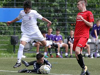 David Karl (links) vom FC Eintracht Bamberg  springt in dieser Szene  über den Torhüter der SpVgg Bayern Hof hinweg. Das letzte Saisonspiel in der Bayernliga verloren die U15-Junioren mit 1:4.sportpress