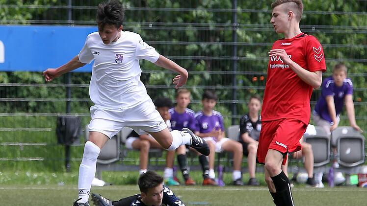 David Karl (links) vom FC Eintracht Bamberg  springt in dieser Szene  über den Torhüter der SpVgg Bayern Hof hinweg. Das letzte Saisonspiel in der Bayernliga verloren die U15-Junioren mit 1:4.sportpress