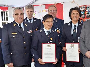 Elke Bernhard und Bianca Ströbele (von links mit Urkunden) wurde das staatliche Ehrenzeichen des Freistaates Bayern für 25 Jahre aktiven Dienst in der Feuerwehr verliehen. Mit im Bild von links Thomas Ultsch (1. Kommandant), KBI Matthias Schuhbäck, Jürgen Ströbele (2. Vorsitzender), Hermann Müller (1. Vorsitzender), Bernd Steger (weiterer Stellvertreter des Landrats)  Foto: Karl-Heinz Hofmann