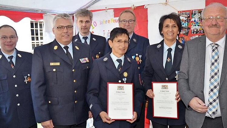 Elke Bernhard und Bianca Ströbele (von links mit Urkunden) wurde das staatliche Ehrenzeichen des Freistaates Bayern für 25 Jahre aktiven Dienst in der Feuerwehr verliehen. Mit im Bild von links Thomas Ultsch (1. Kommandant), KBI Matthias Schuhbäck, Jürgen Ströbele (2. Vorsitzender), Hermann Müller (1. Vorsitzender), Bernd Steger (weiterer Stellvertreter des Landrats)  Foto: Karl-Heinz Hofmann