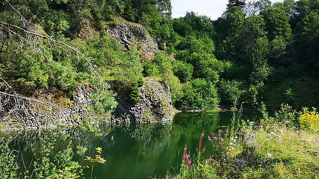 Der Basaltsee Tintenfass in den Schwarzen Bergen bietet eine traumhaft Kulisse. Doch Baden ist in dem sensiblen See verboten. Foto: Marion Eckert
