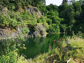 Der Basaltsee Tintenfass in den Schwarzen Bergen bietet eine traumhaft Kulisse. Doch Baden ist in dem sensiblen See verboten. Foto: Marion Eckert
