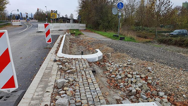 Nicht weit von der Kreuzung zur Mainbrücke entsteht die Führung des Radweges über die Sander Straße. Sie wurde neu gefasst und zeigt nun klar die Richtung. Auf der anderen Straßenseite ist ebenfalls eine Bordsteinführung.