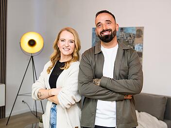 Joeline Bormann und Robert Memmler sind echte Profis, wenn es um das Sanieren und den gewinnbringenden Verkauf von Immobilien geht. Mit langjähriger Erfahrung in der Branche unterstützen sie in der neuen ZDF -Immobilienshow "Die Immo-Helden: Clever renoviert, gut verkauft" motivierte Einsteiger dabei, ihre eigenen Immobilienprojekte erfolgreich umzusetzen.