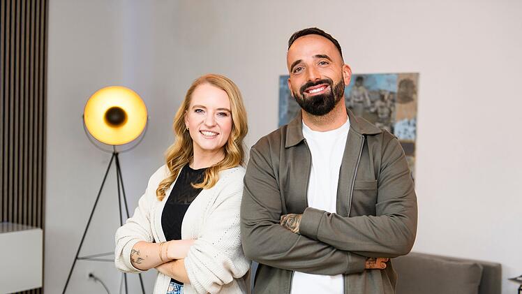 Joeline Bormann und Robert Memmler sind echte Profis, wenn es um das Sanieren und den gewinnbringenden Verkauf von Immobilien geht. Mit langjähriger Erfahrung in der Branche unterstützen sie in der neuen ZDF -Immobilienshow "Die Immo-Helden: Clever renoviert, gut verkauft" motivierte Einsteiger dabei, ihre eigenen Immobilienprojekte erfolgreich umzusetzen.