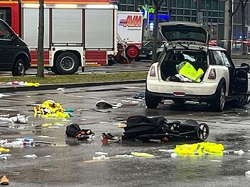 Auto in München in Menschengruppe gefahren